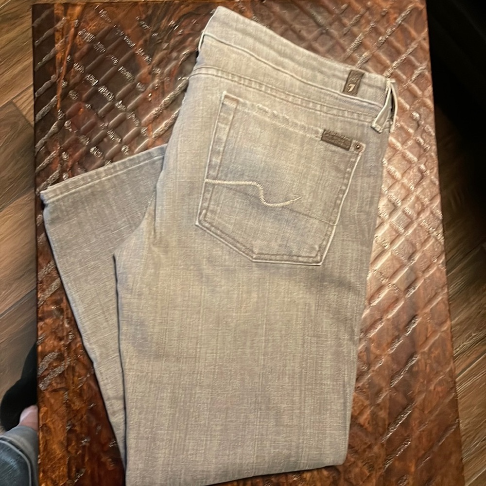Like new 7 for all mankind grey “Carol” Crop Jeans. Size 32